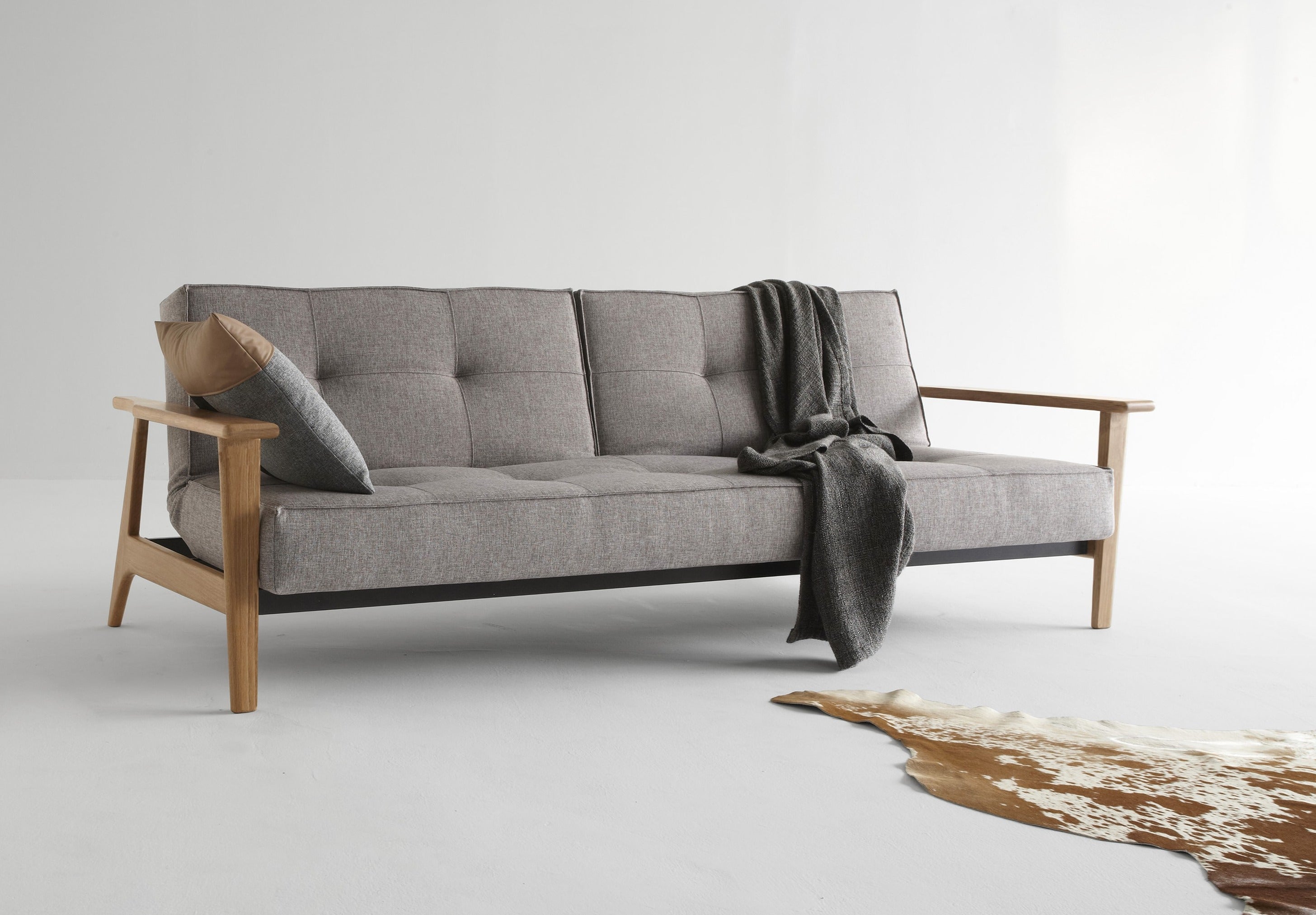 innovation slaapbank splitback armleuningen grijs bank voorkant