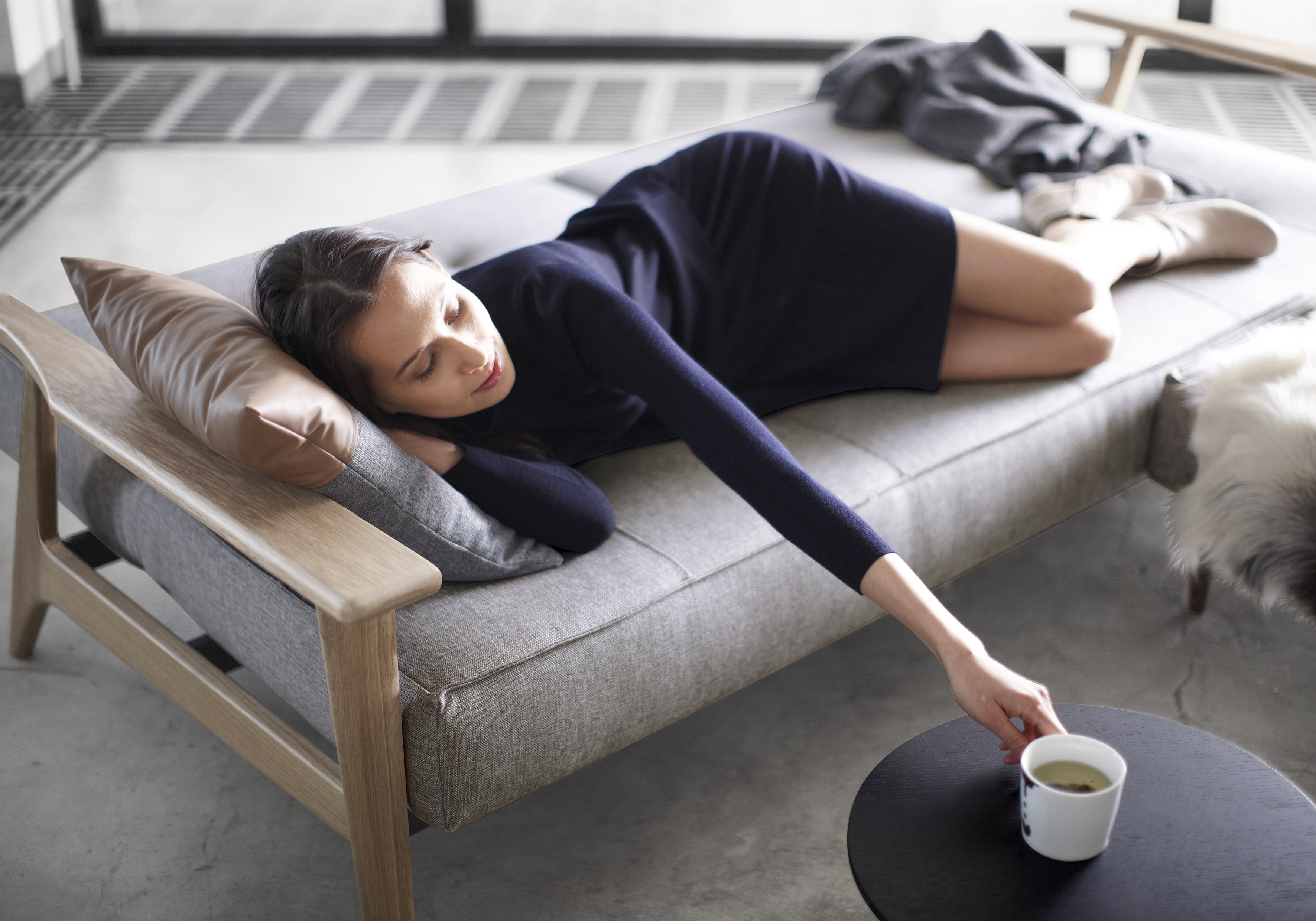 innovation slaapbank splitback armleuningen grijs model op bed